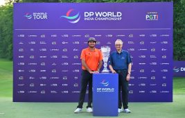 Eugenio Chacarra receives the DP World India Championship Trophy from Mr. Yuvraj Narayan, Group Chief Executive Officer, DP World