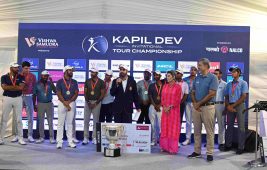 Champion Shubhankar Sharma wears the winner's jacket presented by Mr. Amandeep Johl, CEO, DP World PGTI (3rd from right)