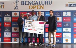 Champion Khalin Joshi (2nd from left) receives his trophy and cheque from Mr. Siddharth Agarwal, Executive Director & State Head – IndianOil Corporation Ltd (extreme left), Col. C P Nanjappa, President, KGA (2nd from right) and Mr. Vikas Singh, Chief Business Officer, DP World PGTI (extreme right).