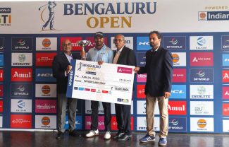 Champion Khalin Joshi (2nd from left) receives his trophy and cheque from Mr. Siddharth Agarwal, Executive Director & State Head – IndianOil Corporation Ltd (extreme left), Col. C P Nanjappa, President, KGA (2nd from right) and Mr. Vikas Singh, Chief Business Officer, DP World PGTI (extreme right).